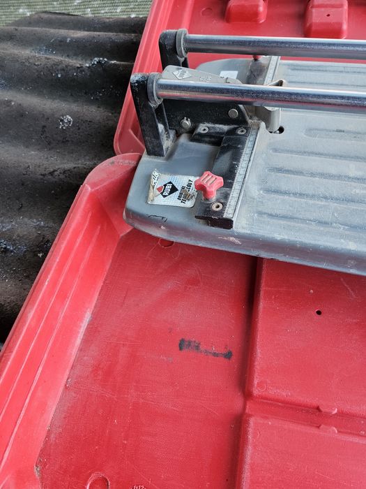 Mașina de gresie si faianță de la Ruby  original cu 6 plus unul cuțite