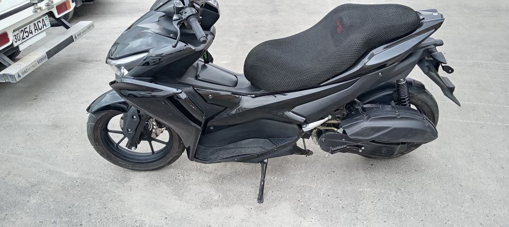 X Max skuter sotiladi