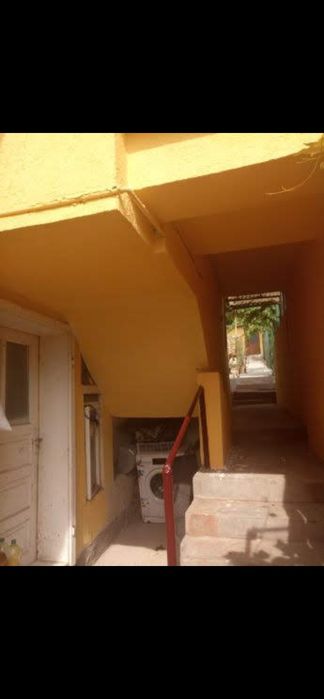 Casa cu 3 apartamente cu 2 camere bucatatarie baie 3 intrări separate.