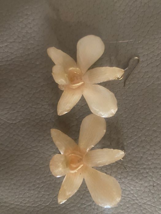 Обеци ръчна изработка истинска орхидея цвят крем