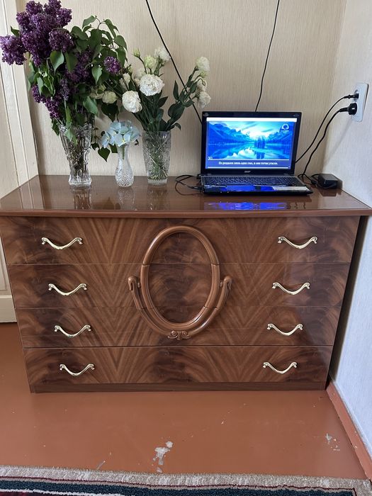 Комод и зеркало.