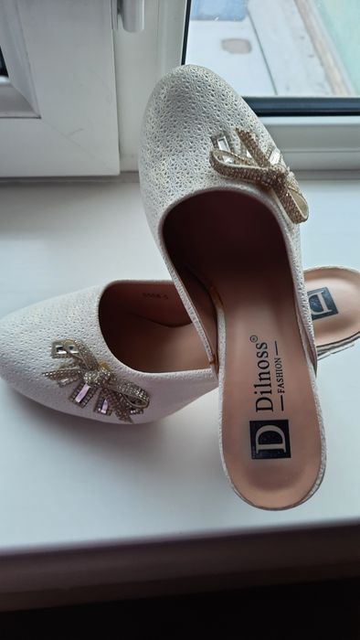 Продаю туфли очень красивый белый с жемчугом и есть другие