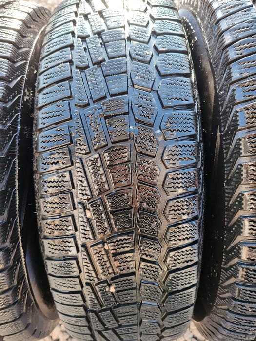 Продам срочно резину с дисками и колпаками