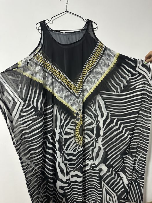 Rochie spectaculoasă cu imprimeu luxury și detalii aurii