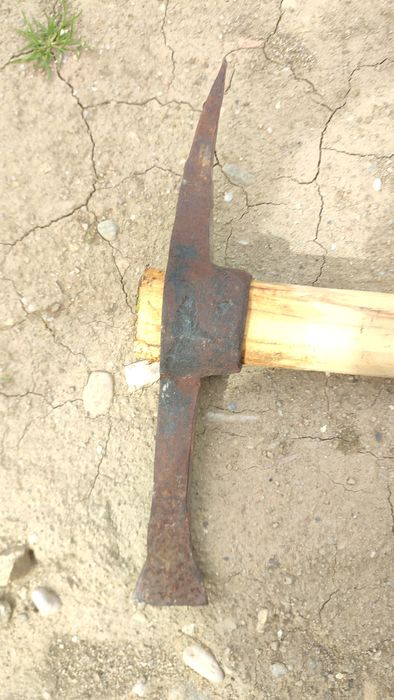 Târnăcop facut la forjă