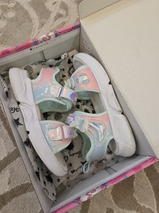 Продам сандали для девочки