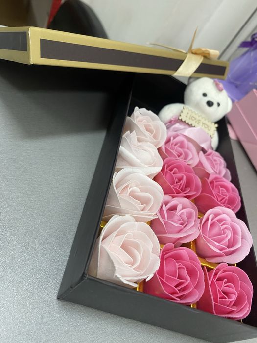 Декоративни букети и подаръчни кутии от сапунени рози