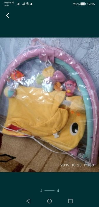 Детский коврик с игрушками