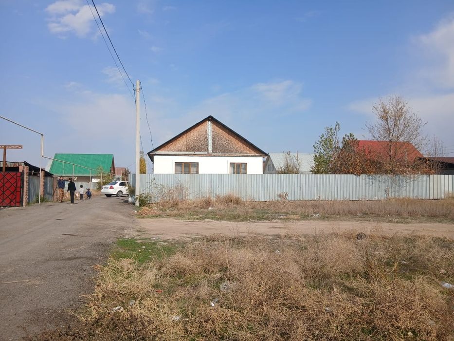 Уй сатылады 3 бөлмелі 6 соттық жер.