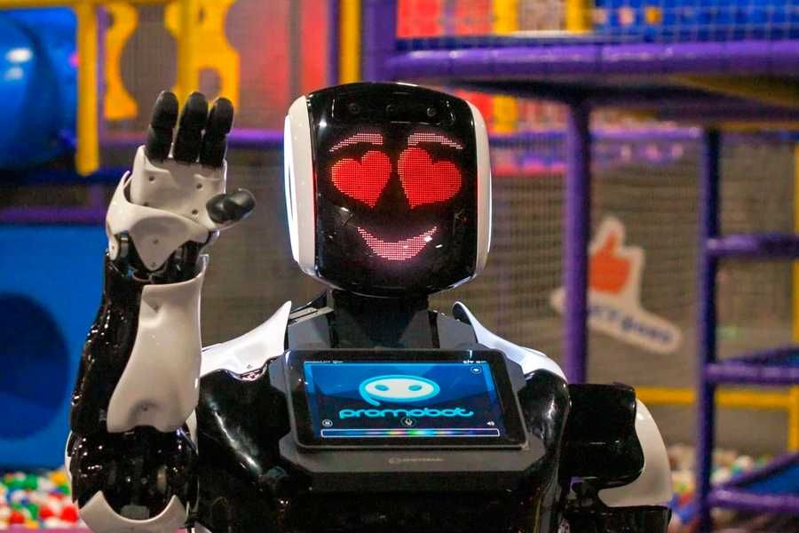 Робот-консультант Promobot V.4