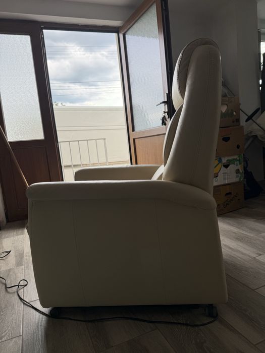 Fotoliu Recliner Electric cu Ajutor la Ridicare (Lift-Up) – Piele Crem