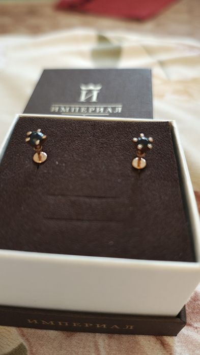 Золотой гвоздик с сапфиром