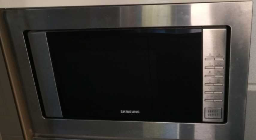 Продаётся микроволновая печь Samsung.