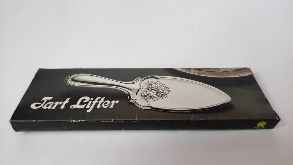 Посребрена шпатула за сервиране с релефни рози нова,в кутия