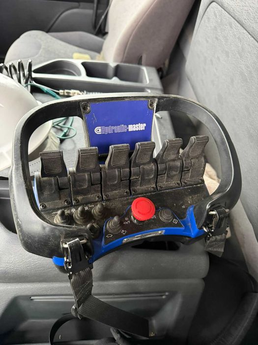 SCANIA 6x2  basculabil cu macara si telecomanda