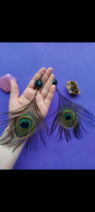 Bijuterii handmade  
Cristale, pene, scoici și suf