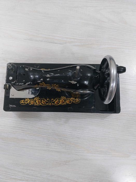 Мини швейная машинка СССР в футляре Винтаж