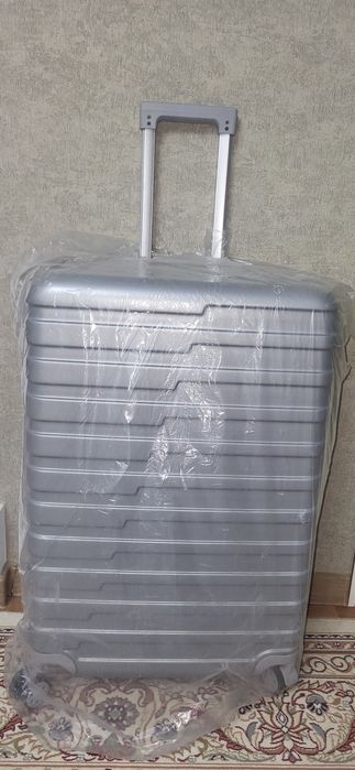 Продам новый чемодан.