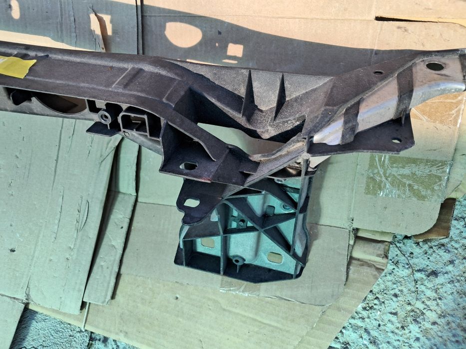 Очиларка преден панел Audi A4 B9