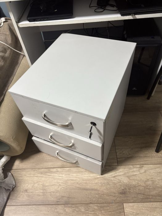 Офисная тумба серого цвета