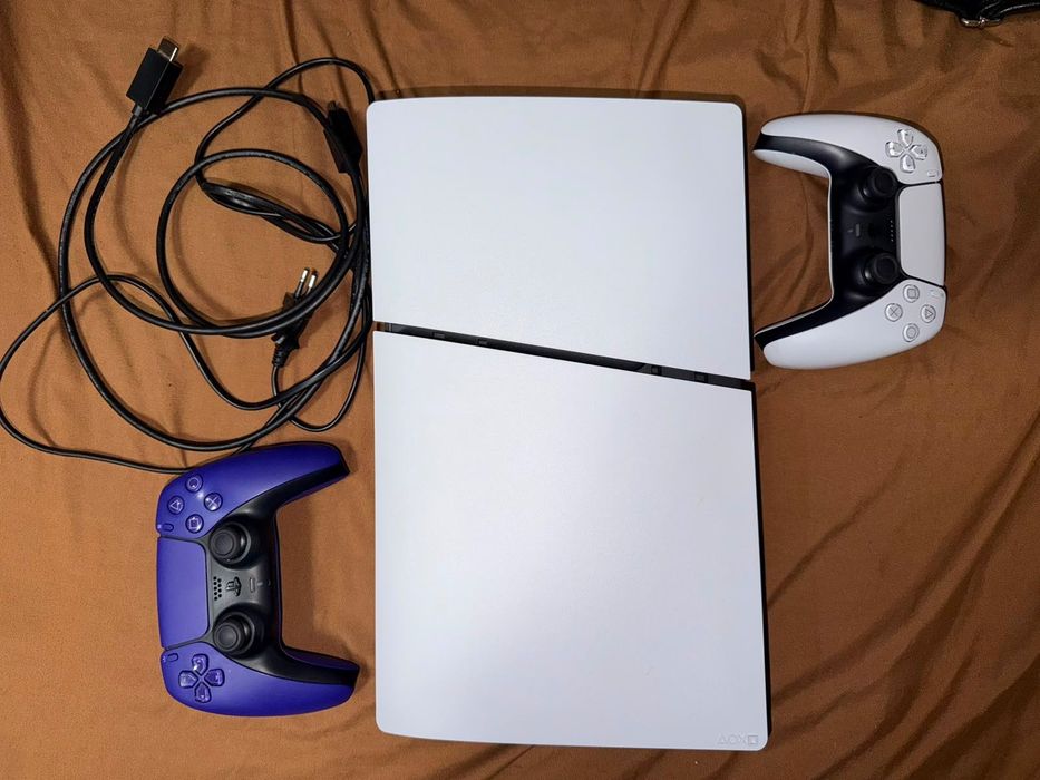Playstation 5, doua manete