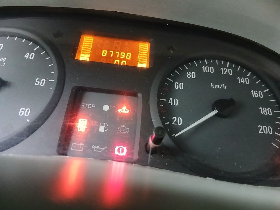 Dezmembrez Opel Vivaro motor 2.5 euro 4