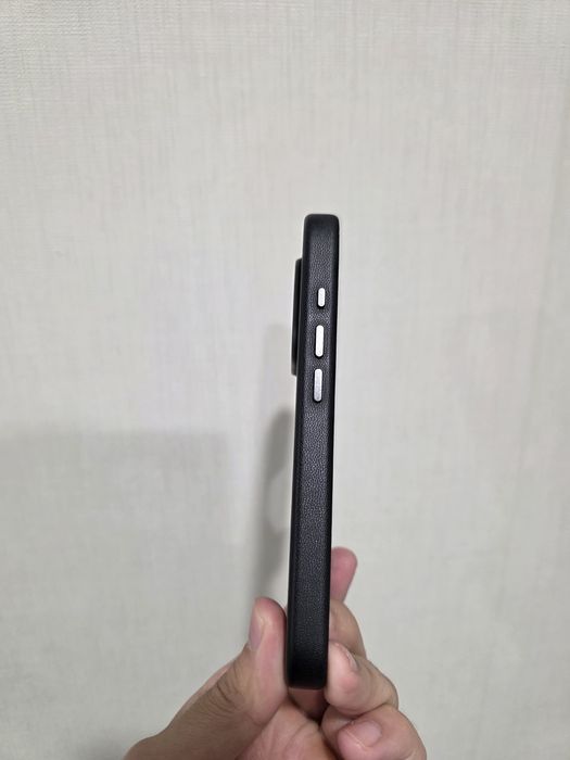 Оригинальный чехол MOFT и чехол типо Pitaka на iPhone 16 Pro