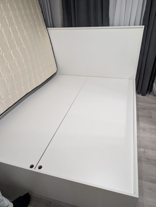 Двухспальная кровать с матрасом