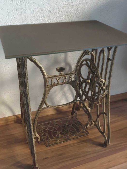 антична основа от  шевна машина Лира за маса или мивка