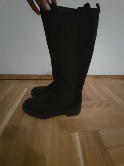 Черни велурени ботуши  на Zara
