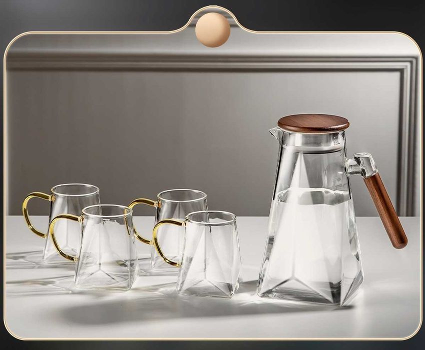 Графин с кружками с оригинальным дизайном из боросиликатного стекла.