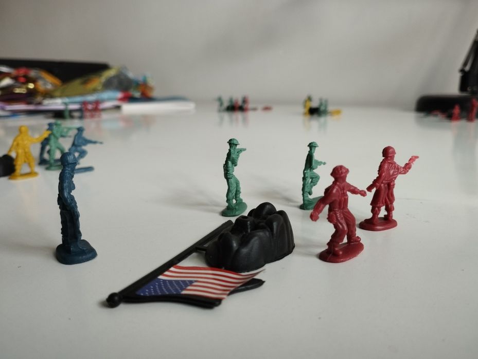 Игрушечные пластиковые солдатики