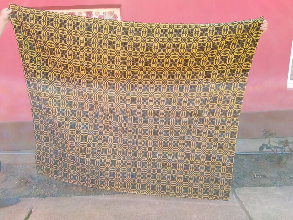 Covoare vechi prelucrate manual