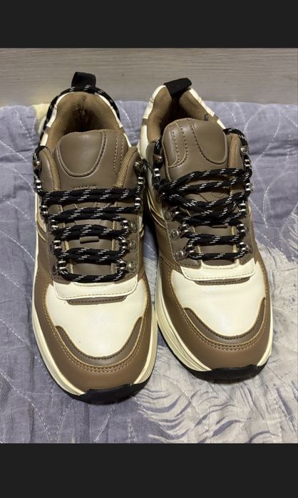 Кроссовки женские