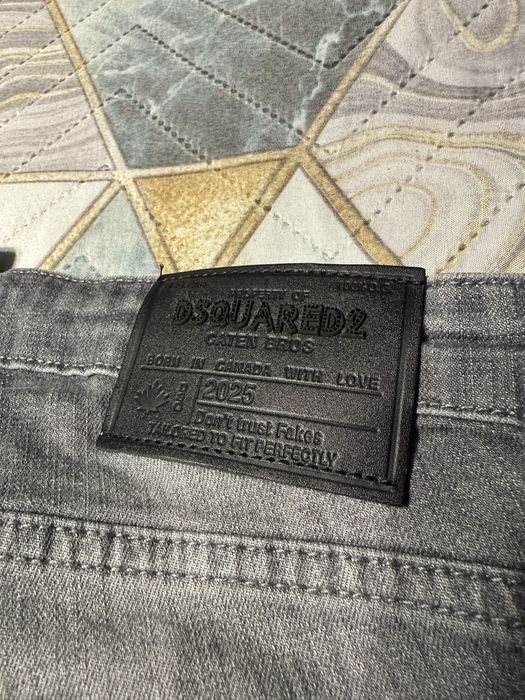 сиви дънки dsquared2