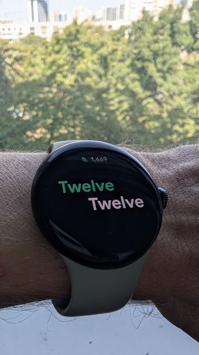 Google Pixel Watch 2 с допълнителни каишки