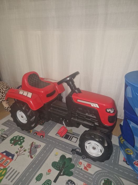 Tractor roșu băieței