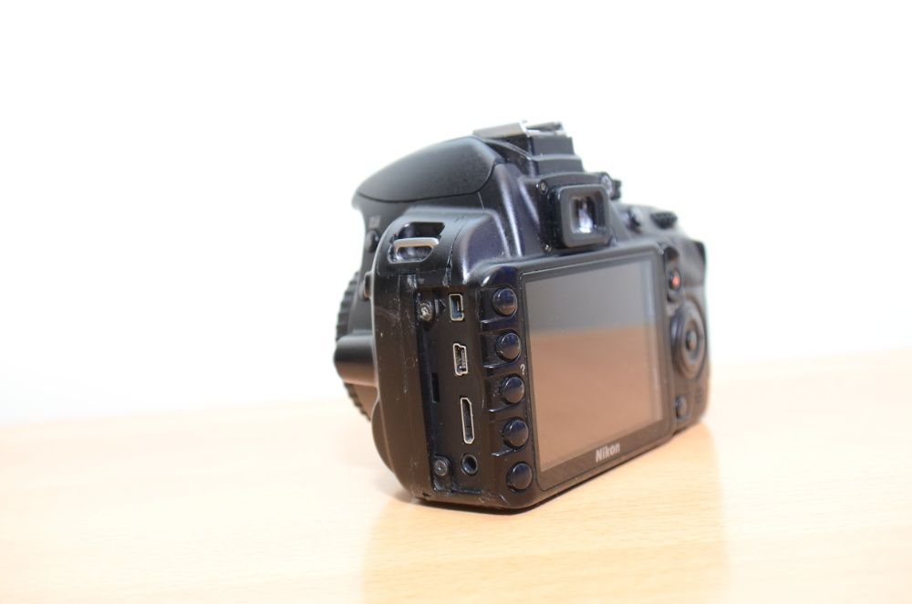 Nikon D3100 DSLR body – 80.000 cadre, 2 baterii, încărcător