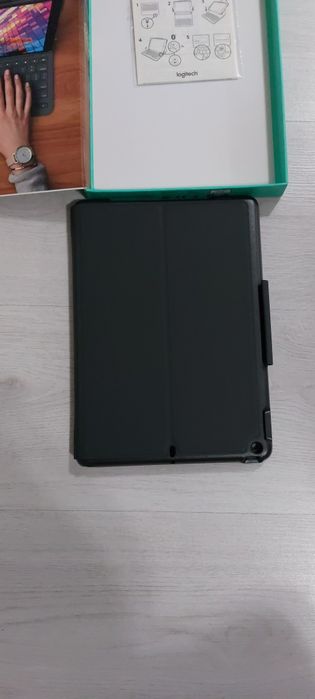 Калъф с клавиатура Logitech Slim Folio за iPad Air (3-то поколение)