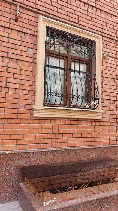 Решетки на окна козырек кованые ажурные выпуклые