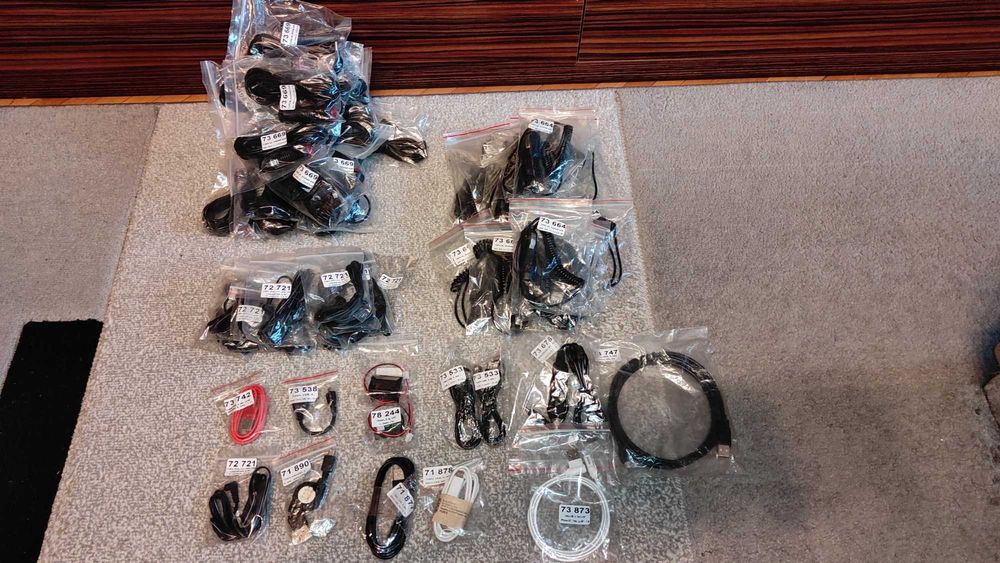 Diferite cabluri USB, mini+micro+iPhone, cablu adaptor bricheta auto