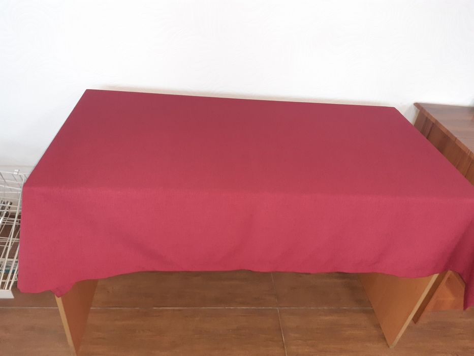 Продам скатерт и чехлы для стульев