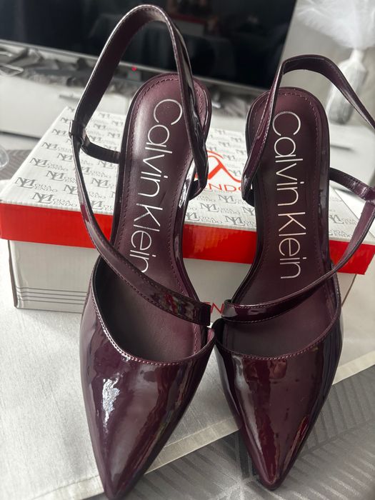 Нови,официални ,лачени обувки на Calvin Klein