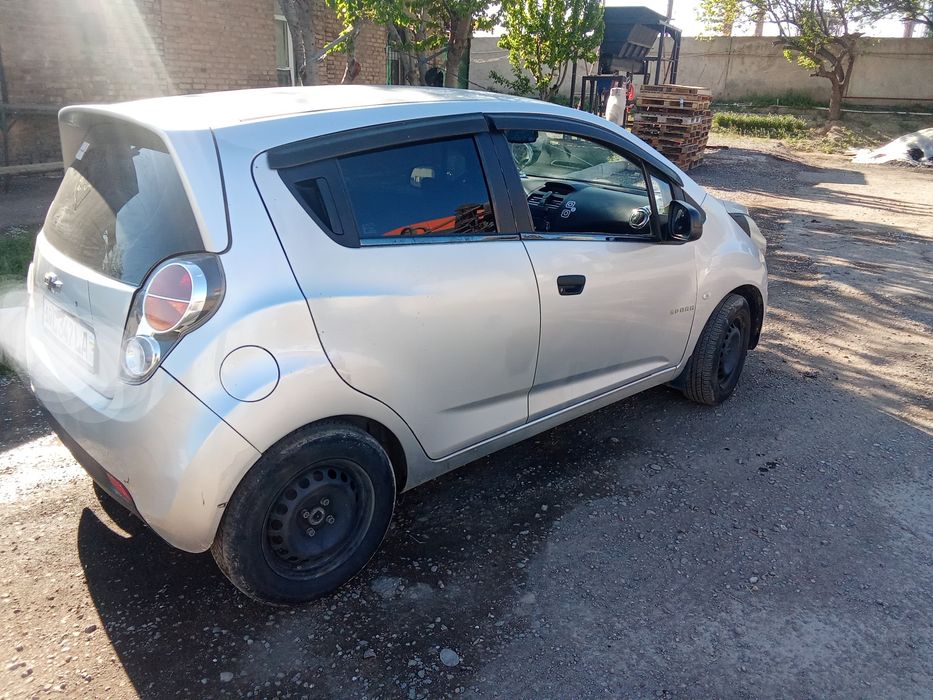 Продается спарк 2014 года. Газ бензин Цена 4000уе. Газ 4 поколение.