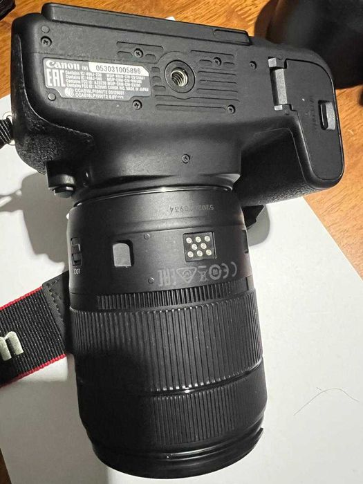 Сanon EOS 77D с объективом 18-135 мм.