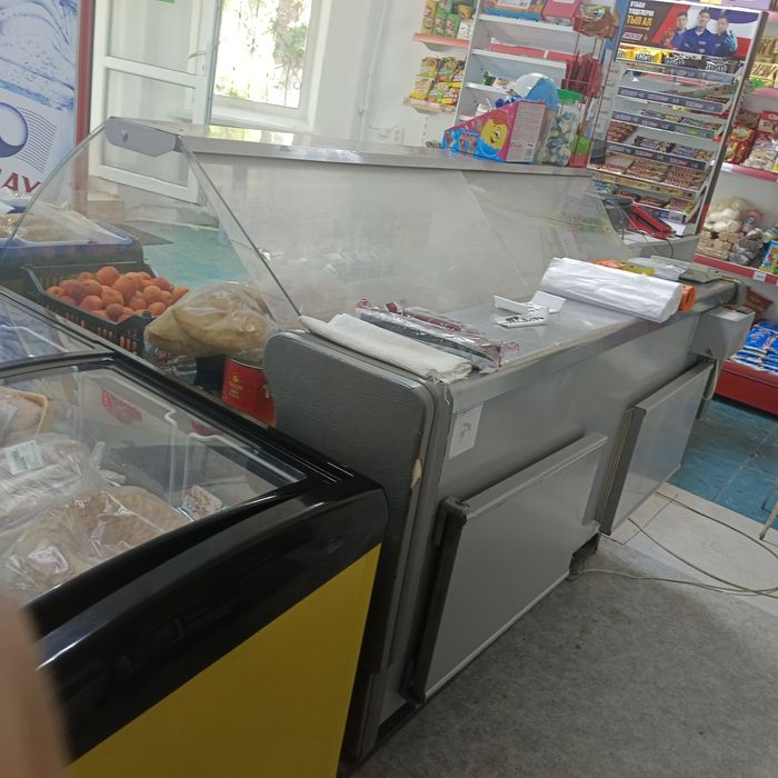 Продаю витринный холодильник