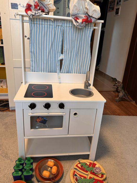 Vand Bucatarie de jucarie cu teatru si tabla de scris plus accesorii IKEA