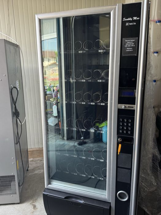 Продавам вендинг машина Snakky max necta