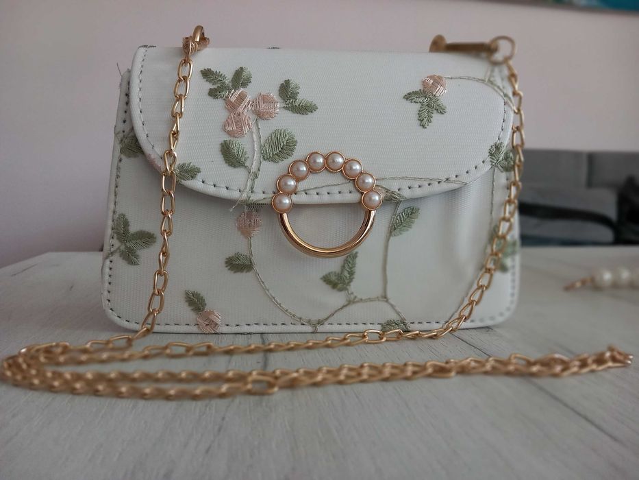 Дамска чанта с флорална бродерия