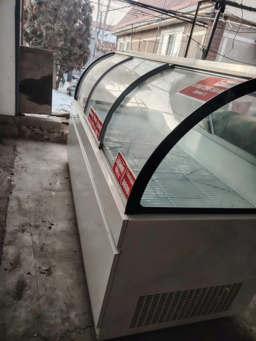 Продам холодильник витринный.